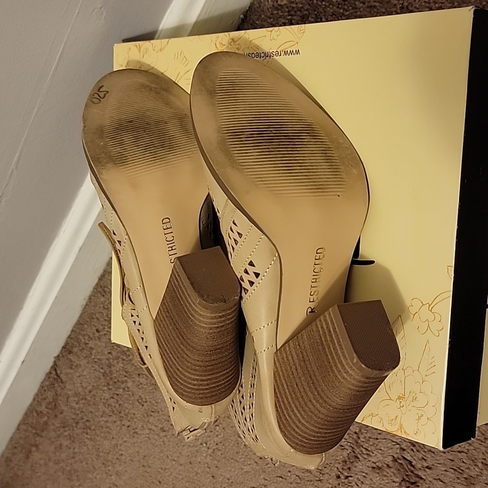 Neutral Open Toe shoe - Picture 4 of 4